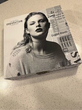 Taylor Swift Reputation Stadium Tour VIP Box  Edition - missing lanyard **